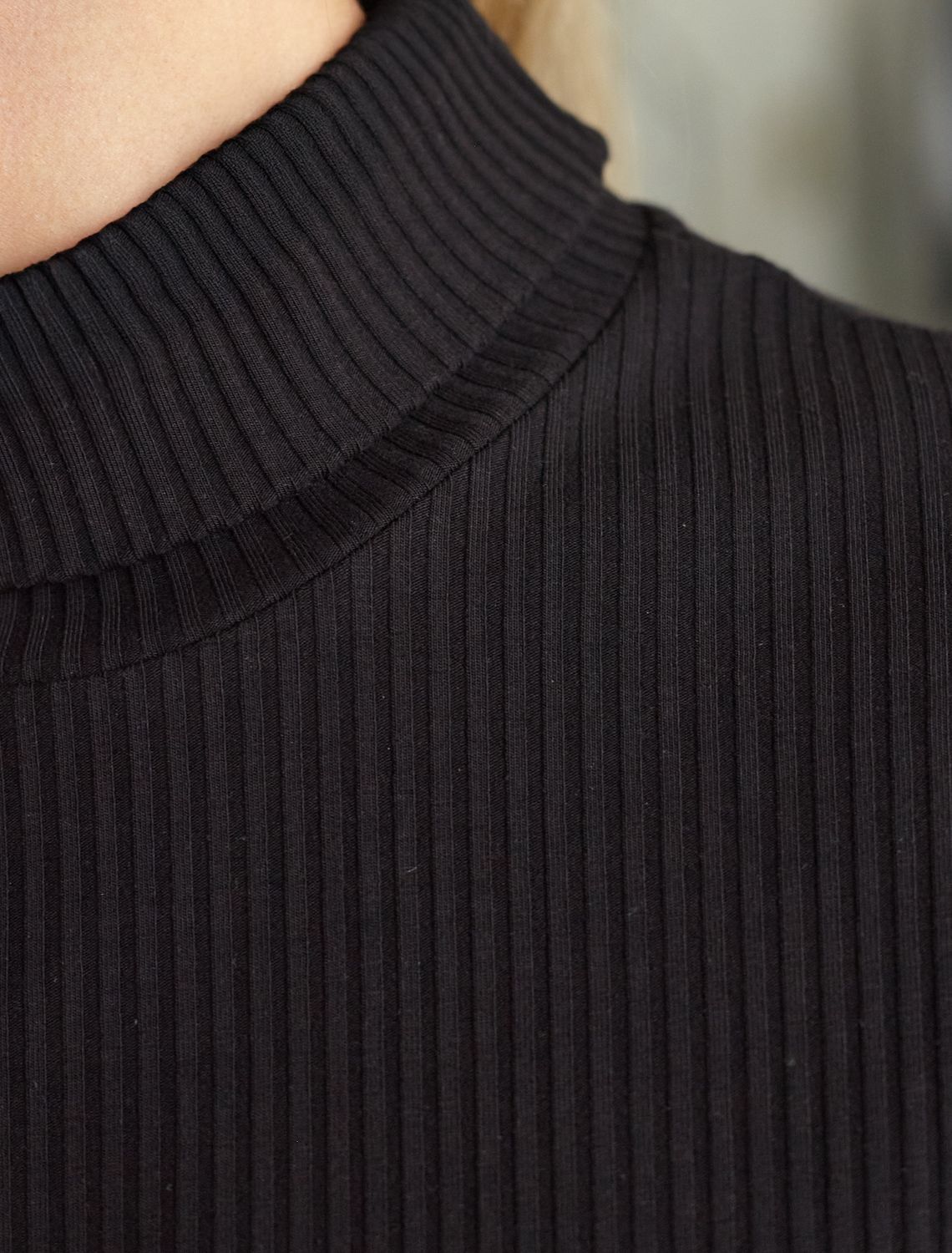 Водолазка из фактурного трикотажа в рубчик D49.108 черный