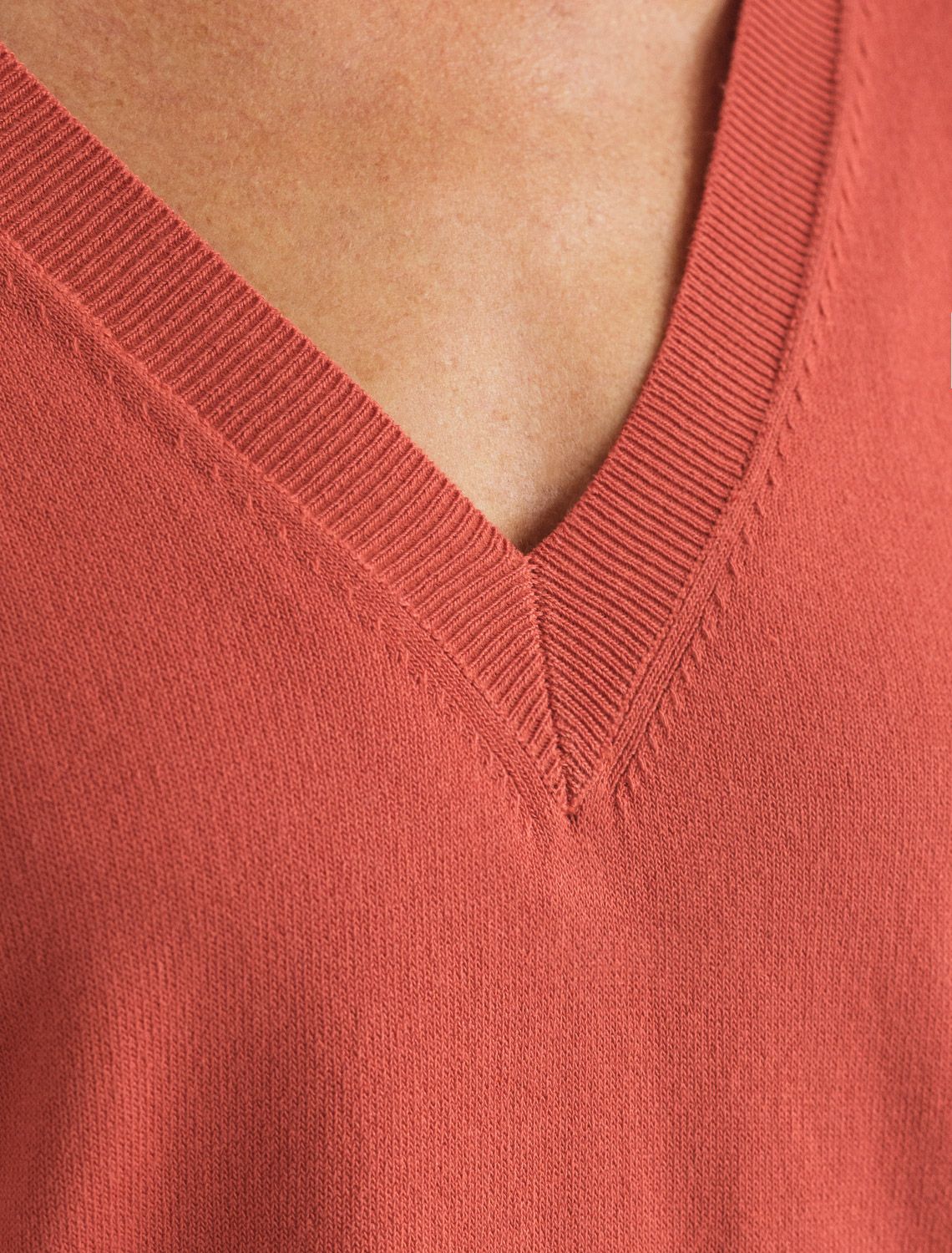 Джемпер тонкой вязки из вискозы с нейлоном D39.355 терракотовый