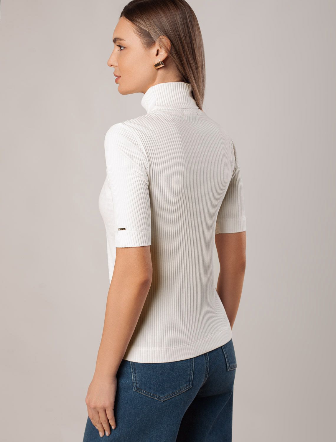 Водолазка из фактурного трикотажа в рубчик D49.108 белый