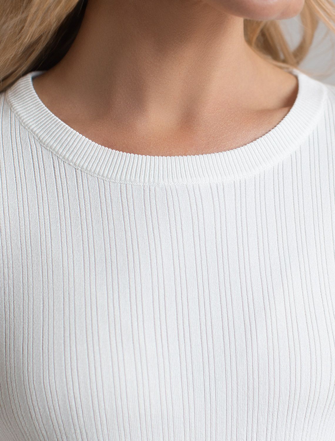 Джемпер тонкой вязки из вискозы с нейлоном D39.347 натуральный белый
