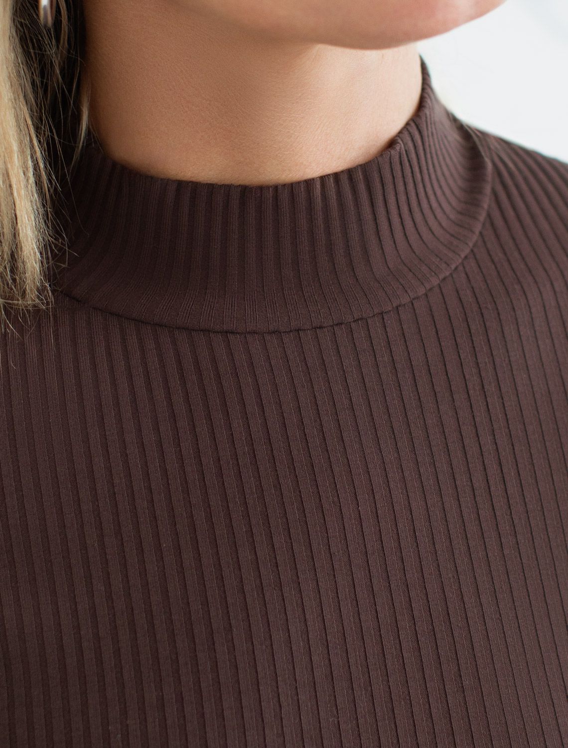 Футболка из фактурного трикотажа в рубчик D49.104 шоколад