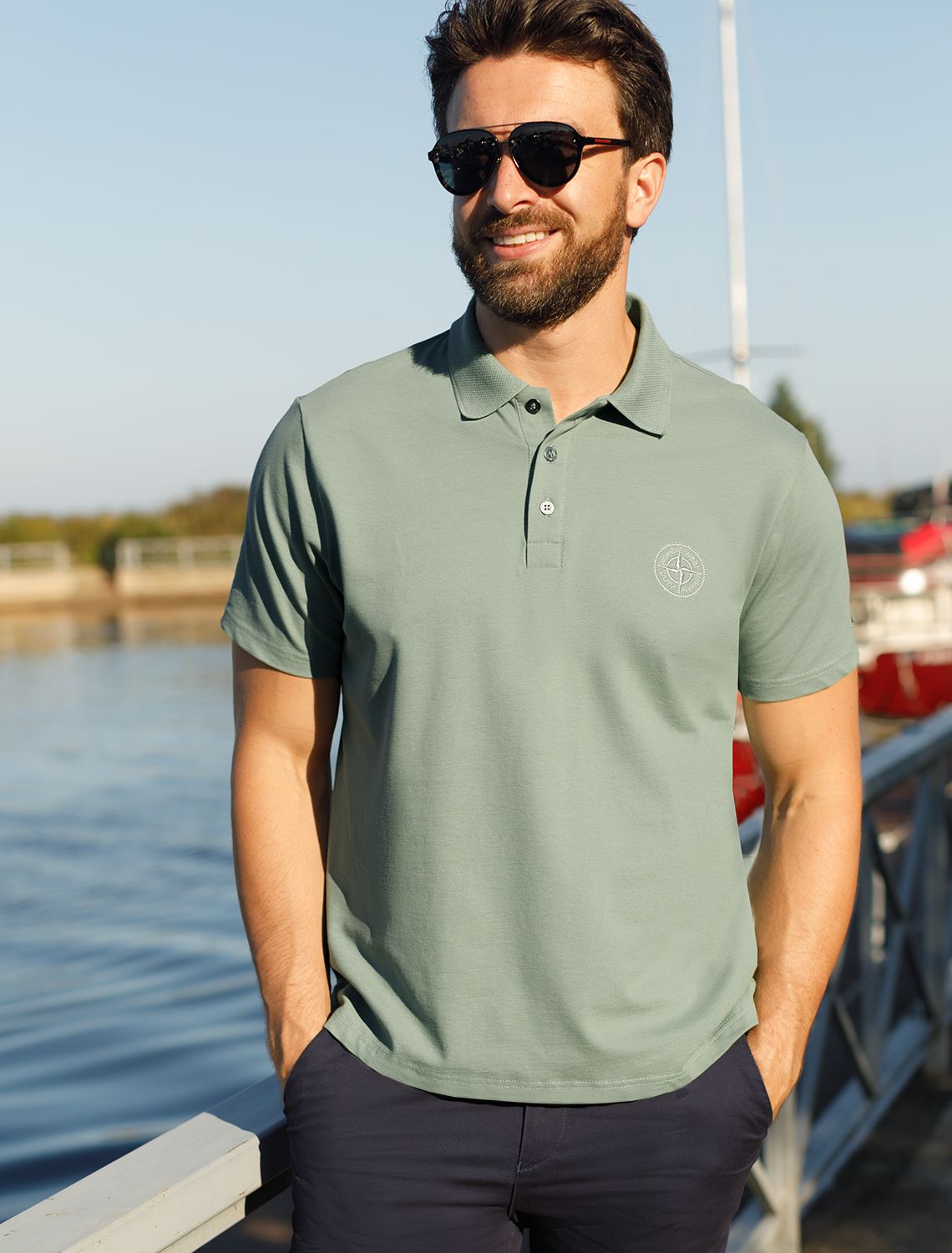 Футболка-поло из фактурного трикотажа U49.017 св.оливковый