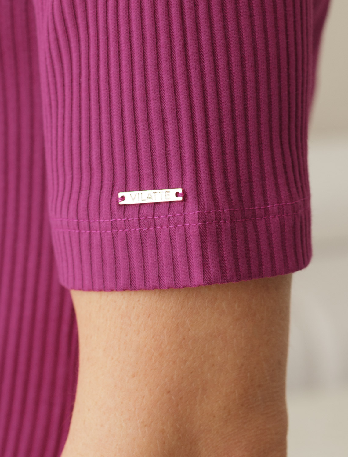 Водолазка из фактурного трикотажа в рубчик D49.108 пурпурный