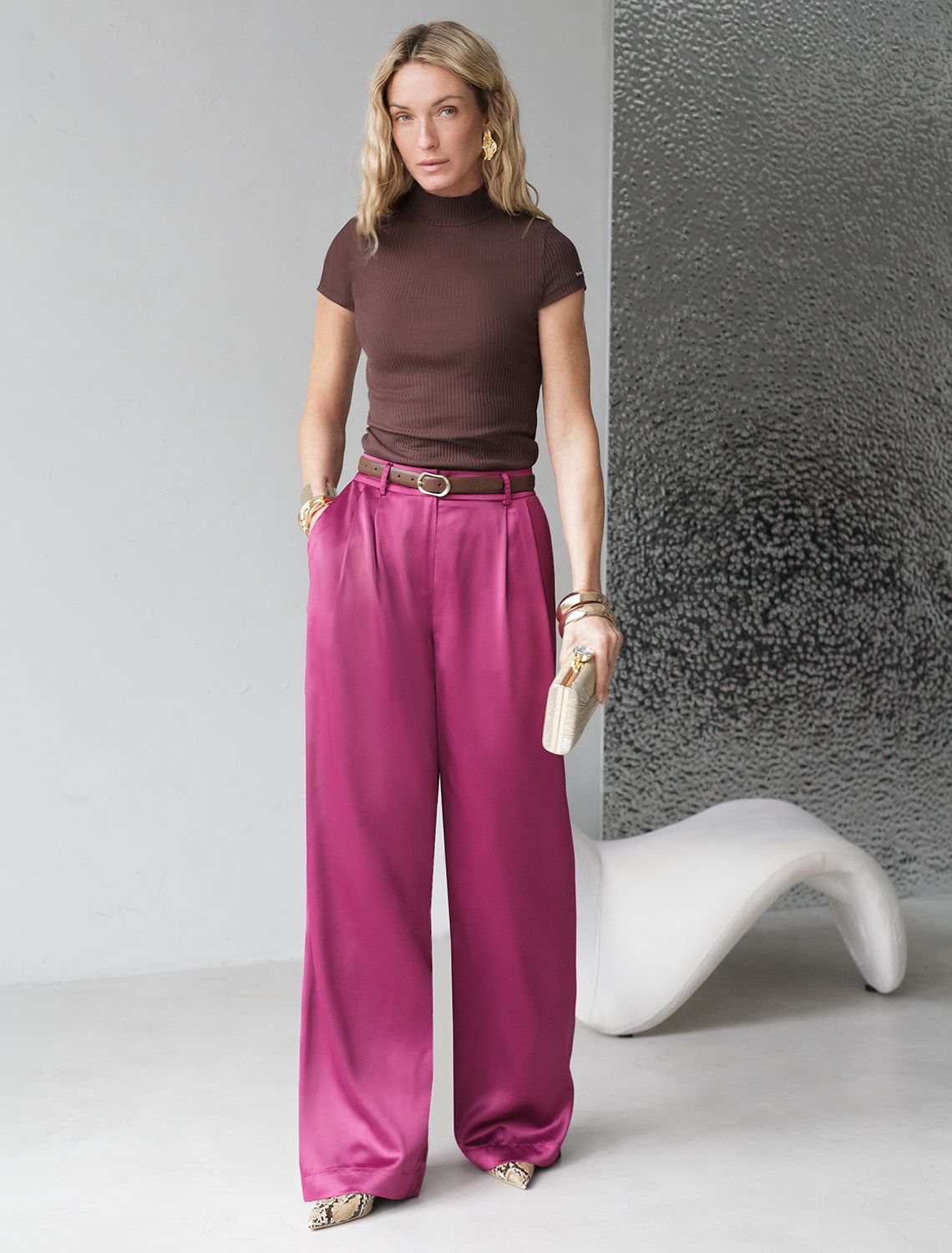 Футболка из фактурного трикотажа в рубчик D49.104 шоколад