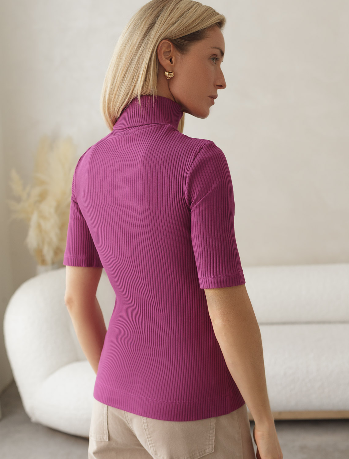 Водолазка из фактурного трикотажа в рубчик D49.108 пурпурный