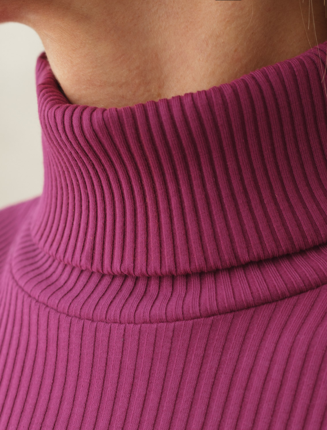 Водолазка из фактурного трикотажа в рубчик D49.108 пурпурный