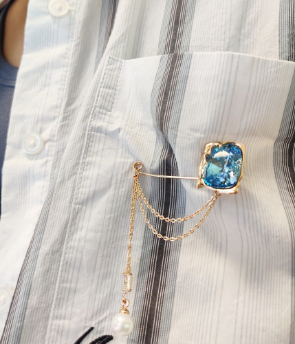 Брошь с кристаллами Swarovski