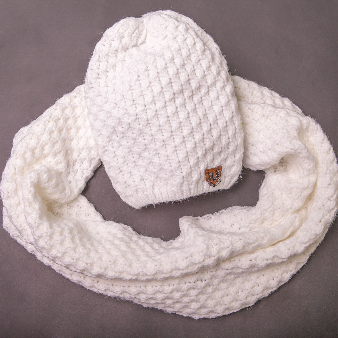 Белая шапка с шарфом