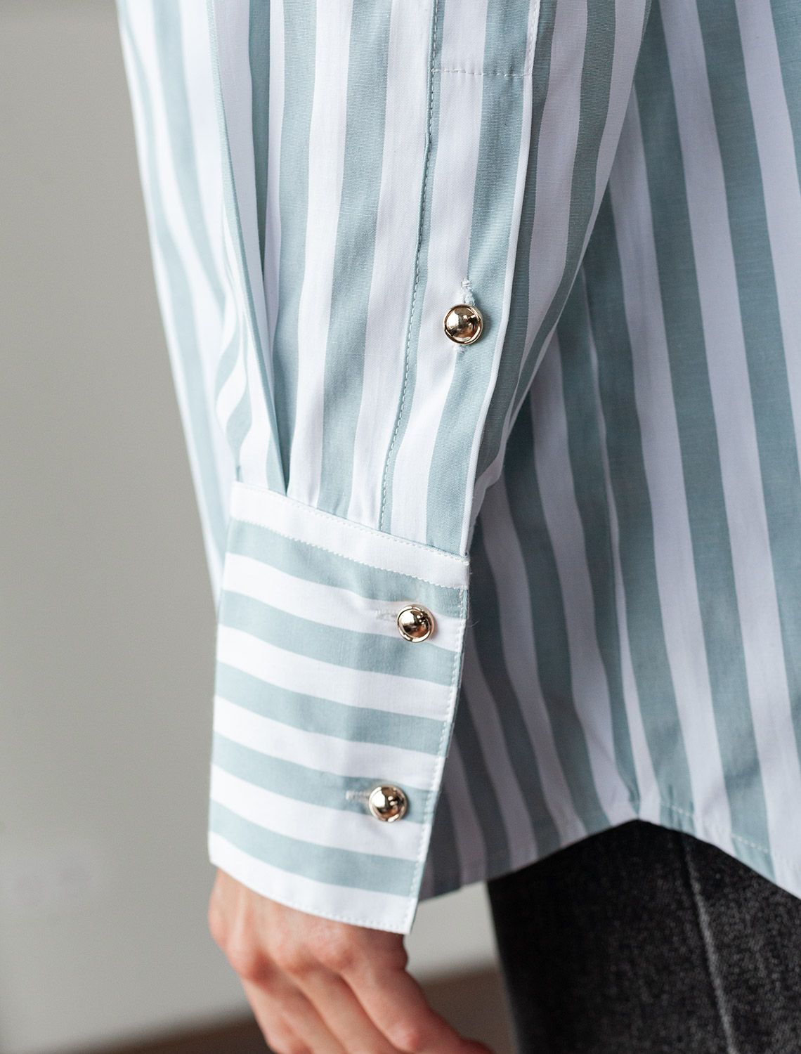 Блузка свободного силуэта с золотистыми пуговицами D29.274 белый-оливкоый