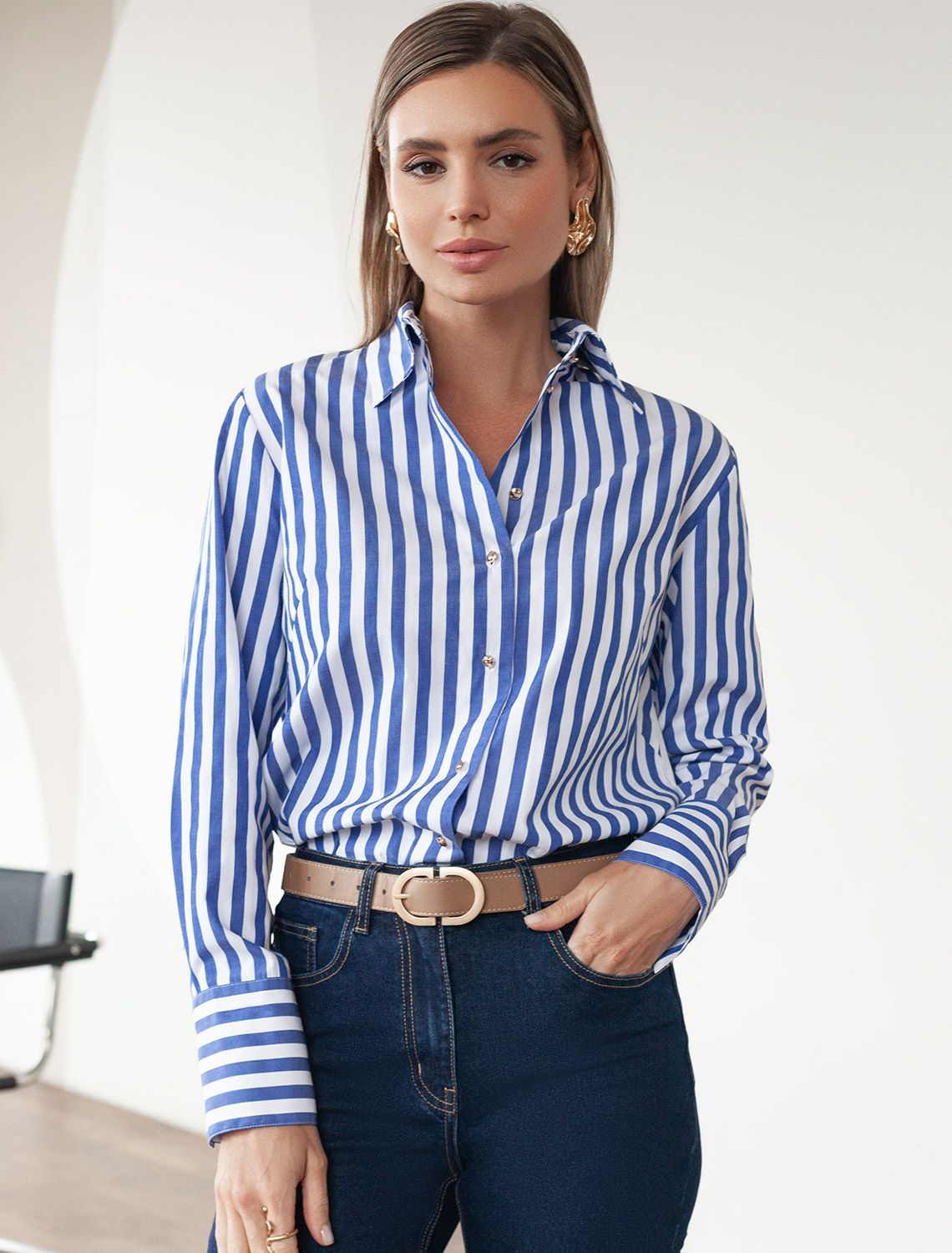 Блузка свободного силуэта с золотистыми пуговицами D29.274 белый-синий