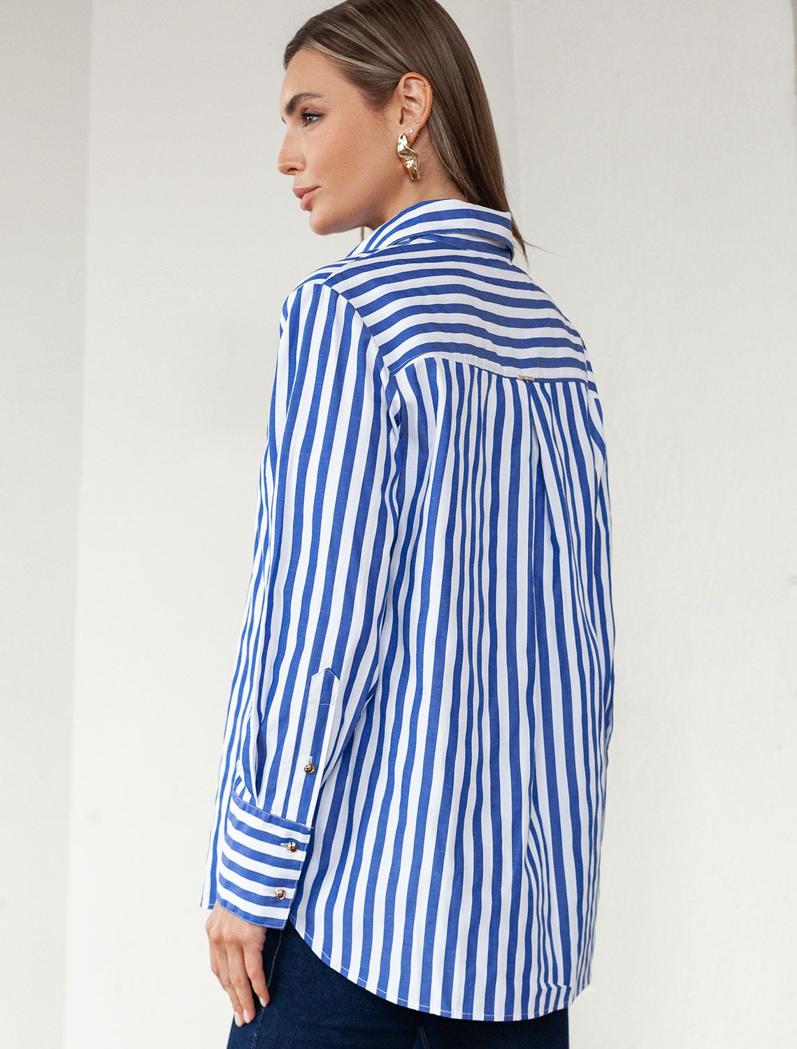 Блузка свободного силуэта с золотистыми пуговицами D29.274 белый-синий