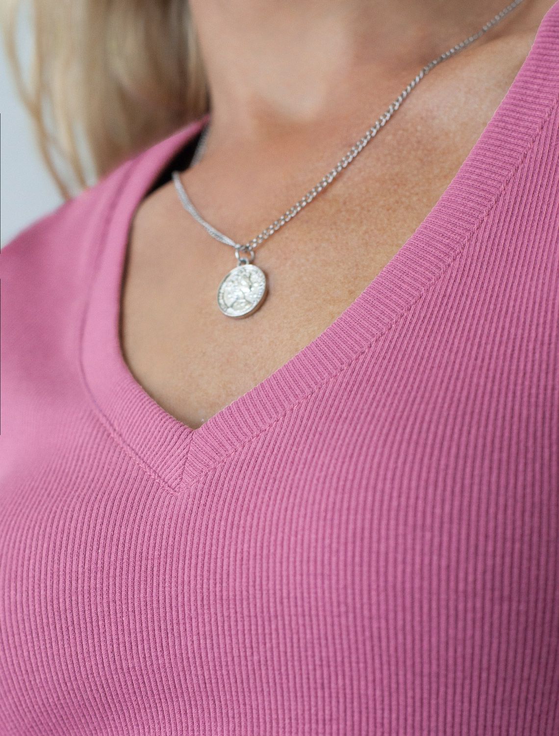 Футболка из плотного трикотажа в рубчик с V-образным вырезом D49.129 грязно-розовый