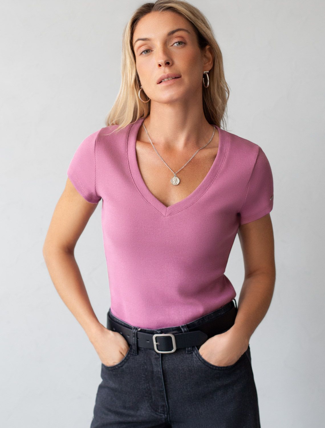Футболка из плотного трикотажа в рубчик с V-образным вырезом D49.129 грязно-розовый