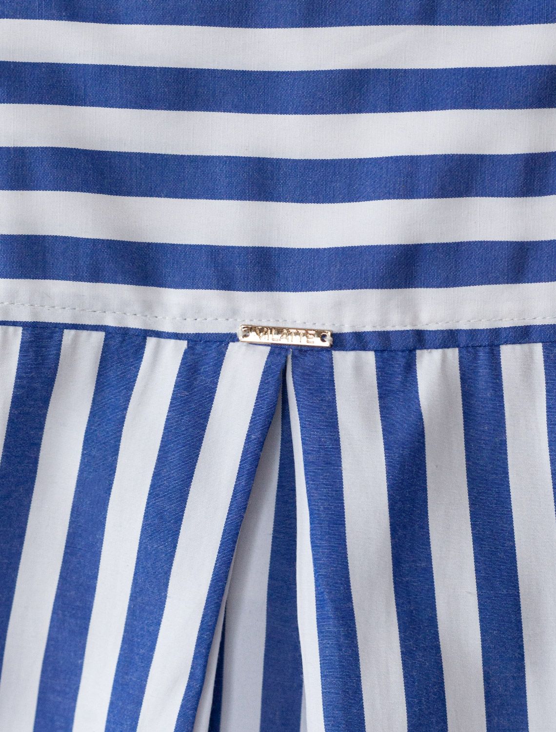 Блузка свободного силуэта с золотистыми пуговицами D29.274 белый-синий