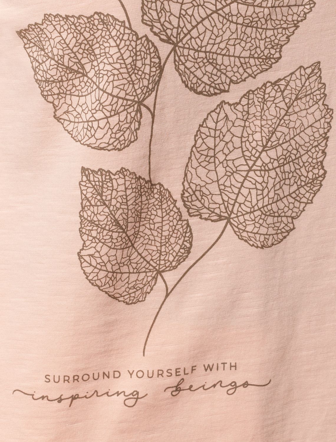 Ст.цена 1390р Футболка из фактурного полотна с авторским принтом D49.071 пудровый_листья