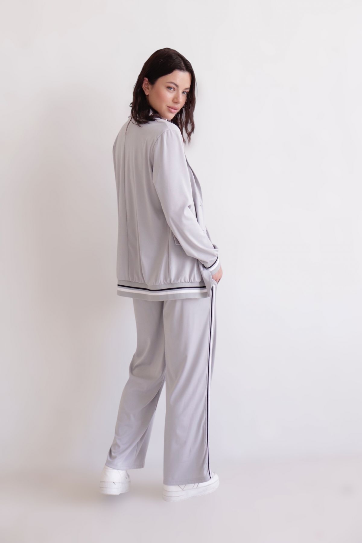 16405 Костюм брючный серый