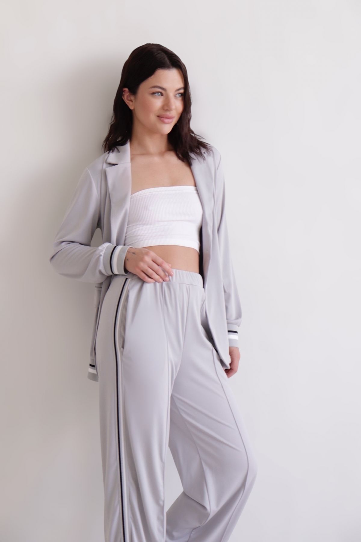 16405 Костюм брючный серый