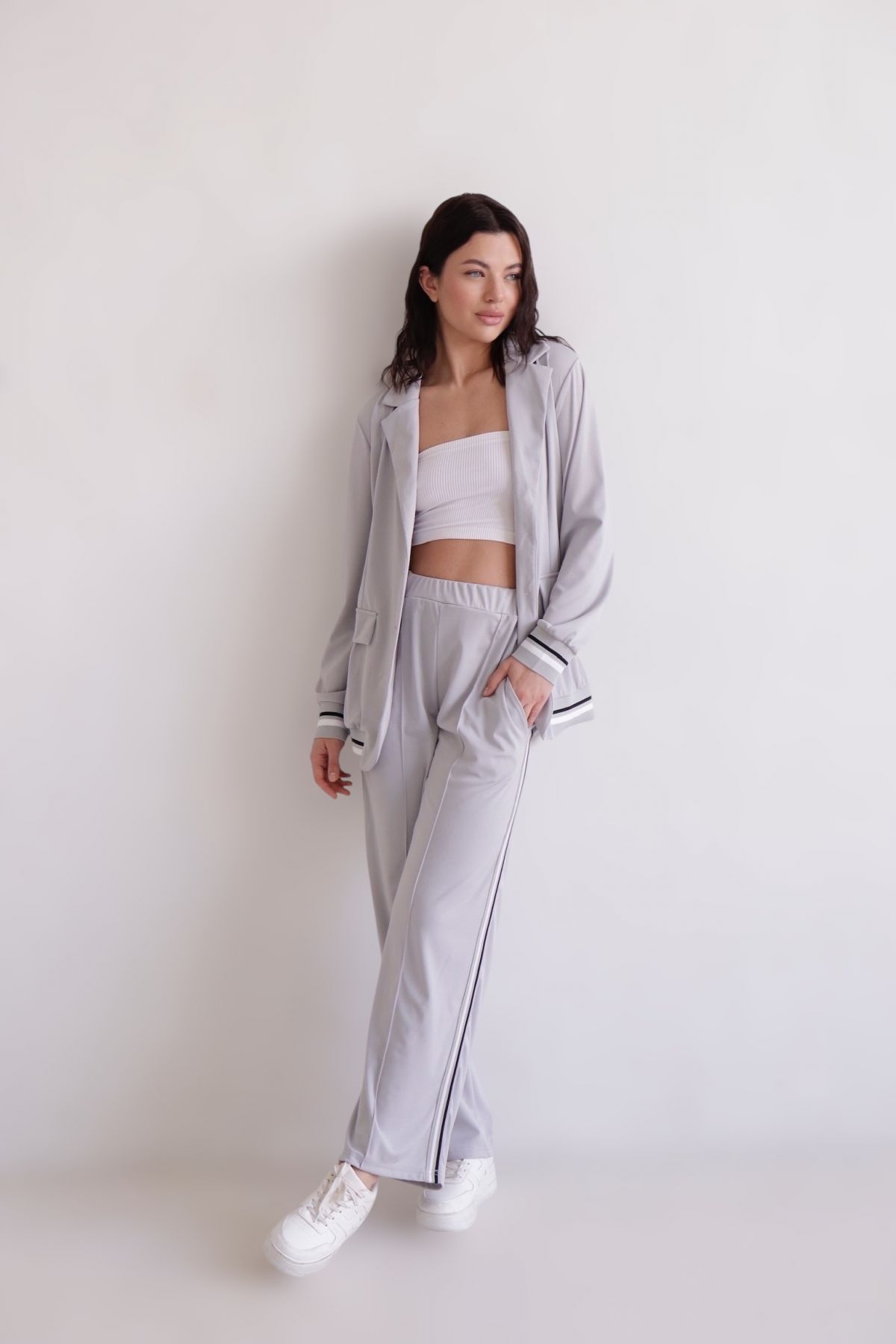 16405 Костюм брючный серый