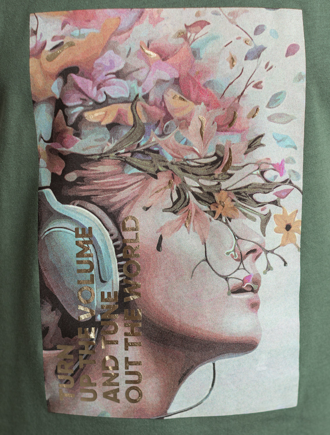 Футболка из 100% хлопка с авторским принтом.