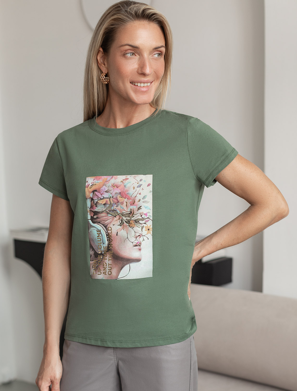 Футболка из 100% хлопка с авторским принтом.