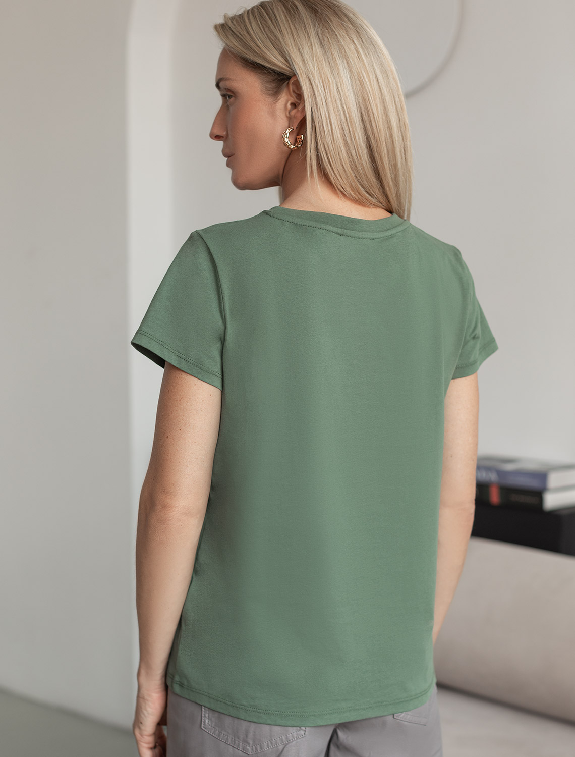 Футболка из 100% хлопка с авторским принтом.