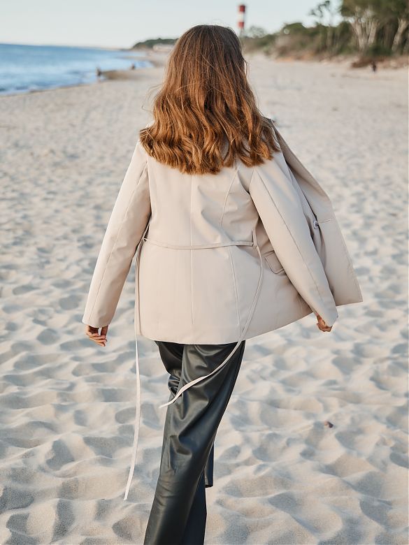 5793 р. 7426 р. Куртка женская бежевый