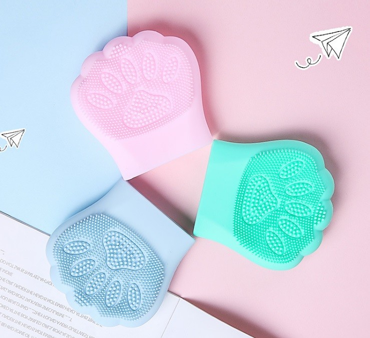 Очищающая силиконовая щетка для лица Кошачья Лапа, надевается на пальцы (Цвет случайный)