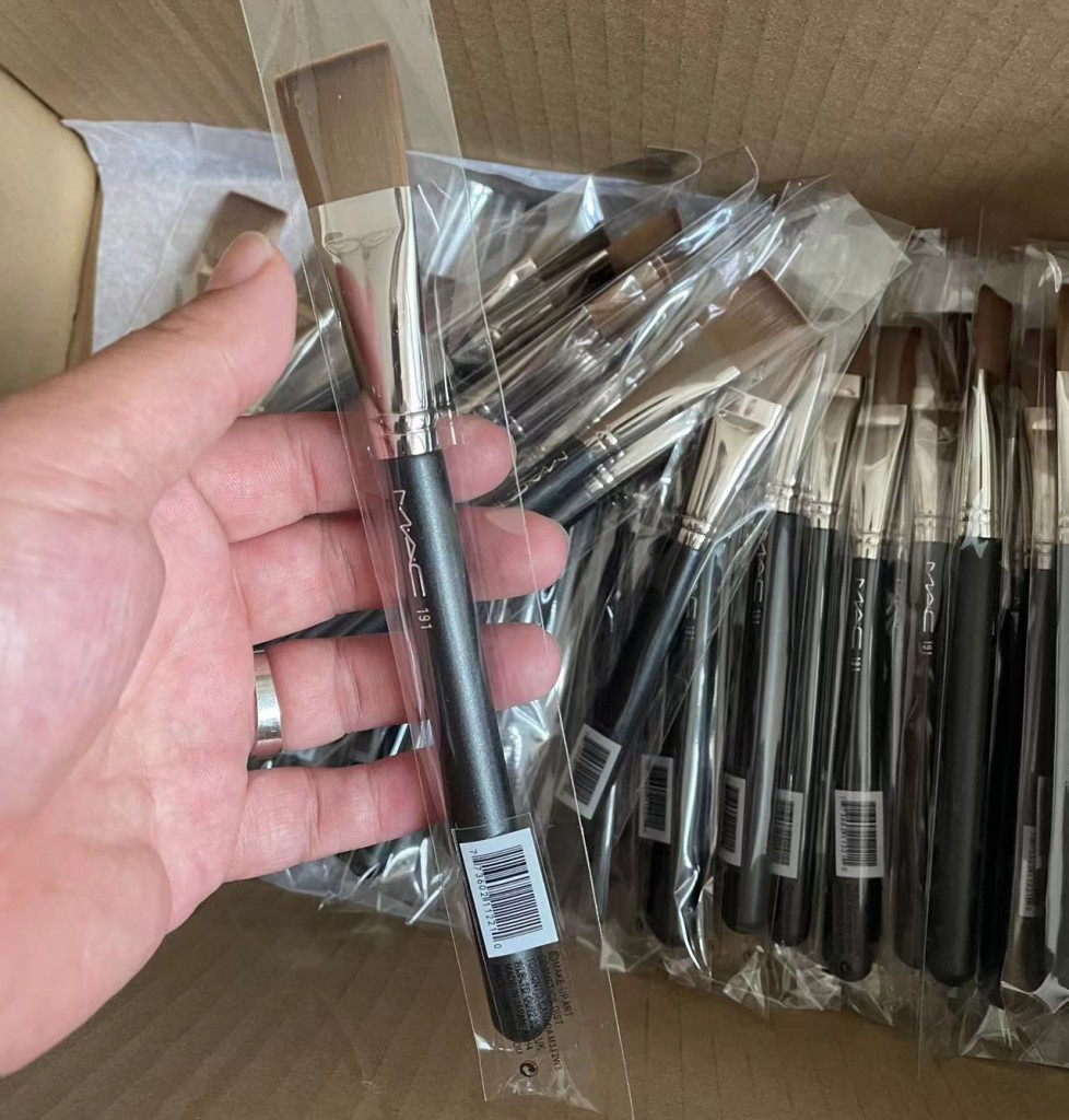 Широкая плоская кисть для нанесения и растушевки кремовых или жидких текстур МАС 191