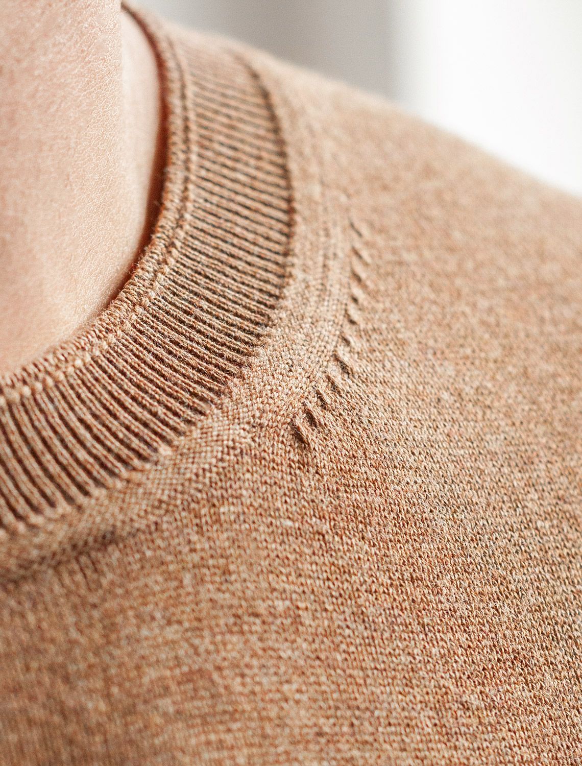 Джемпер с круглым воротом из хлопка с нейлоном U39.014 коричневый меланж