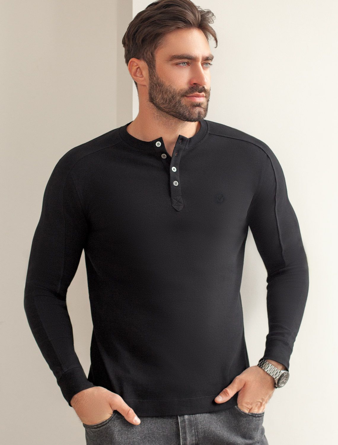 Лонгслив с воротником на пуговицах и декоративными швами из премиального хлопка с эластаном