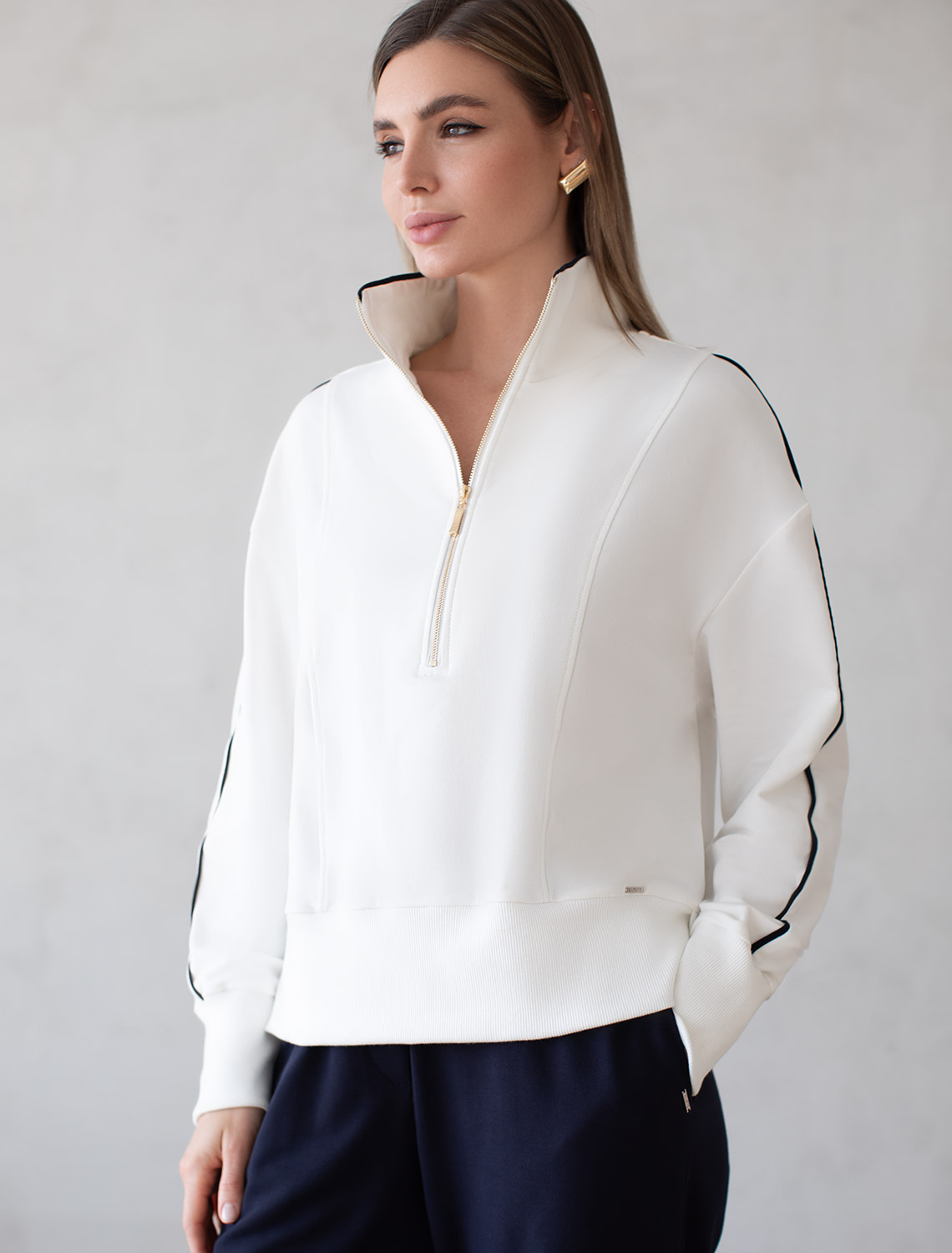 Джемпер из эластичного футера двухнитки с воротом на молнии