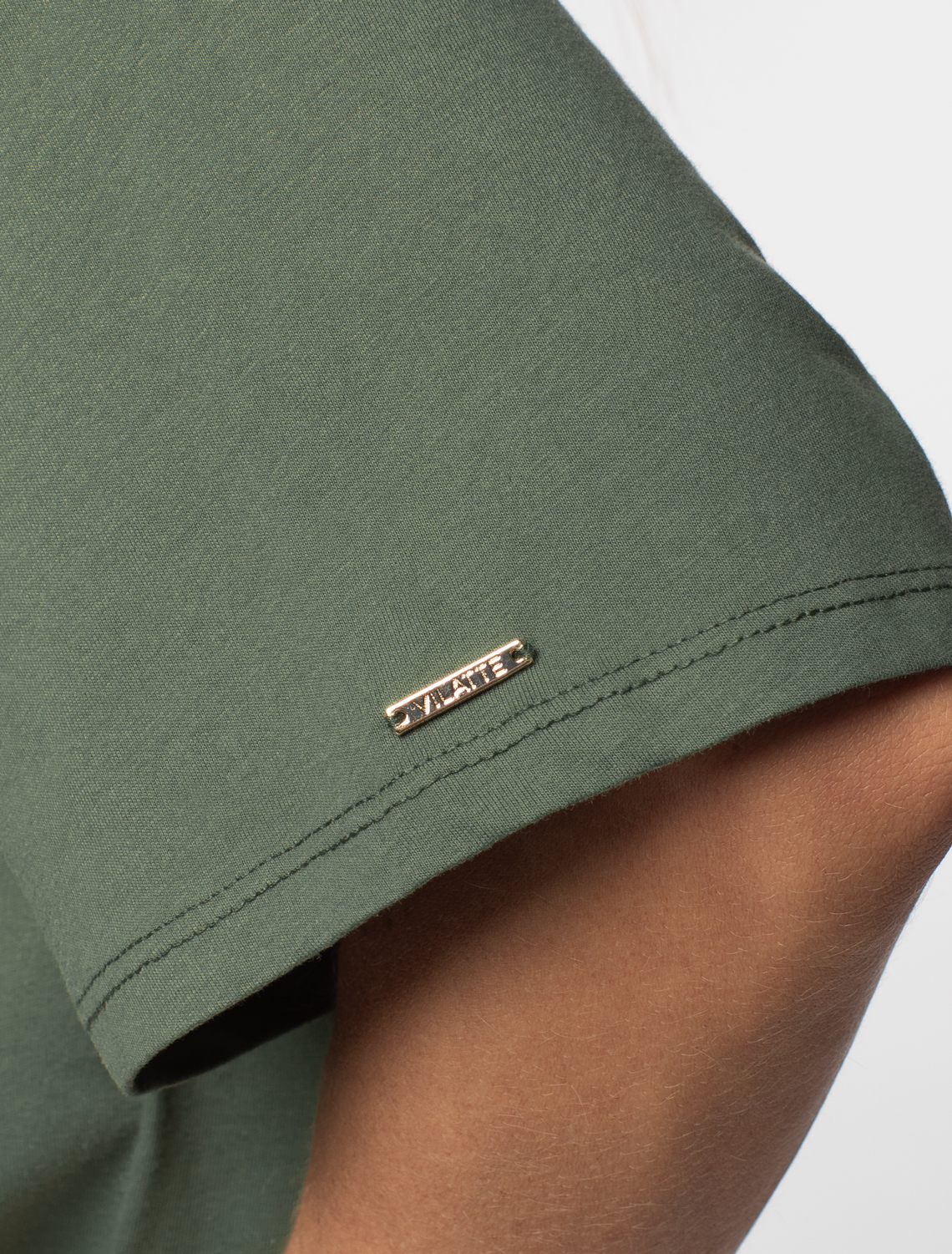 Ст.цена 1090р Укороченная футболка силуэта овер-сайз D49.090 т.оливковый