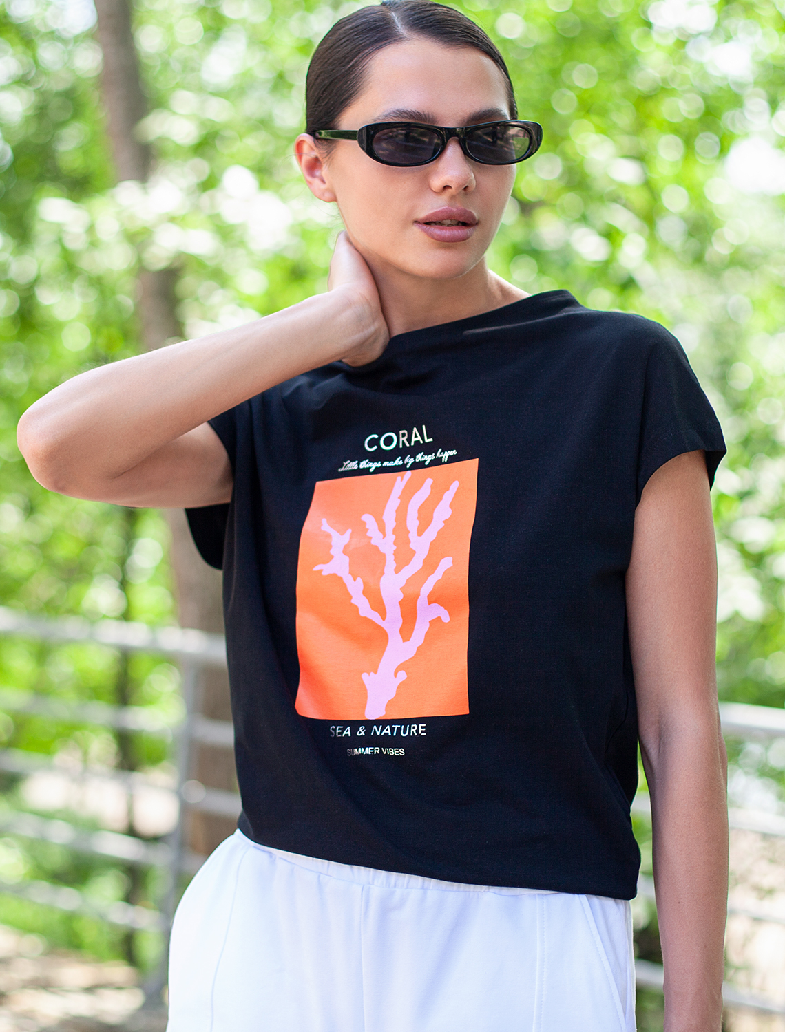 Ст.цена 1190р Футболка из хлопкового облегченного полотна с авторским принтом D49.020 черный_коралл