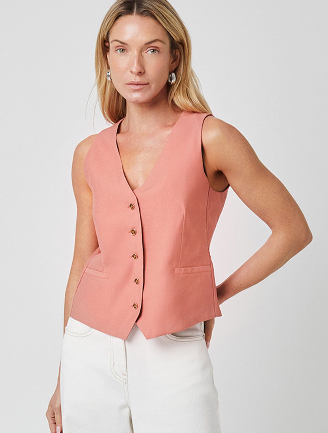 Ст.цена 2490р Жилет из плотного лиоцелла D27.002 дымчато-коралловый