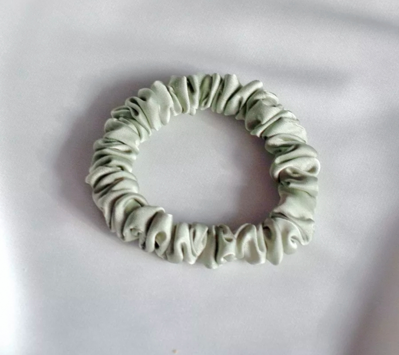 Резинка для волос шелковая. Фисташковый цвет