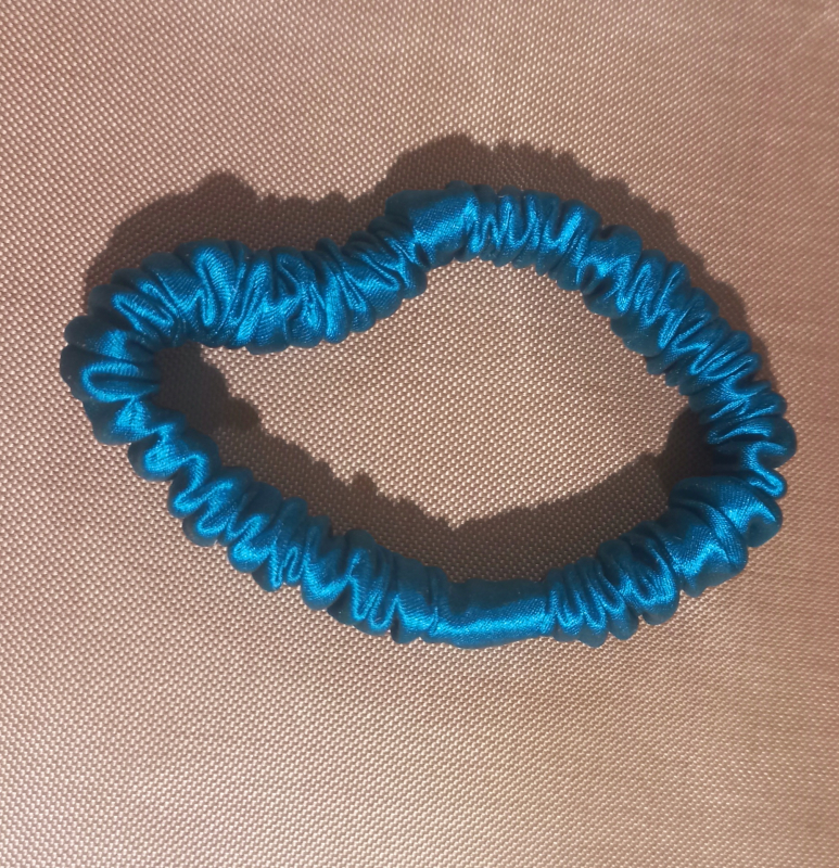 Резинка для волос шелковая. Синий цвет