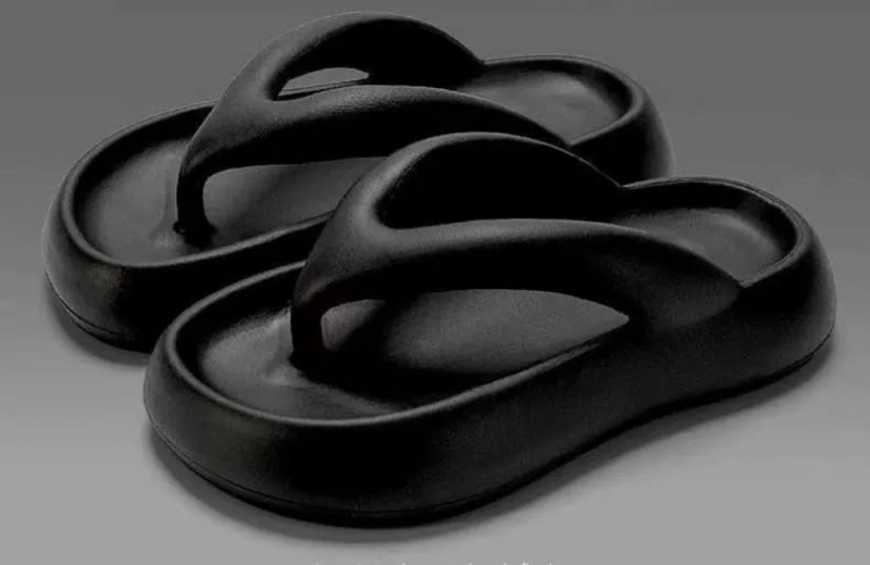 Шлепанцы на толстой подошве. Цвет черный. Размер 38-39