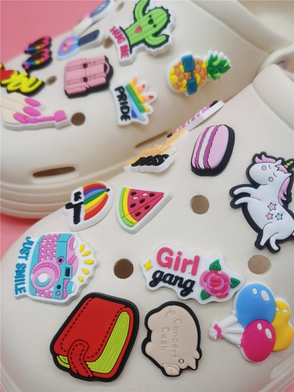 Мультяшные джибитсы для сабо в ассортименте (10шт) ХИТ!