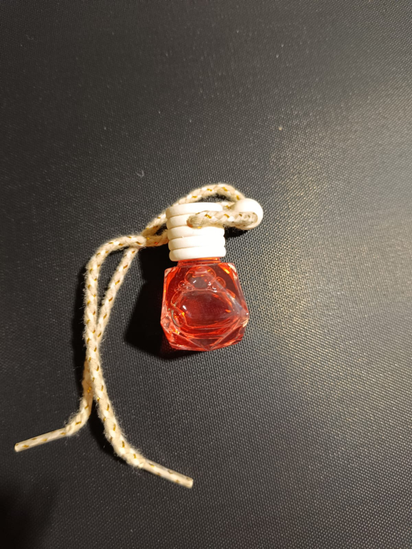 Освежитель в автомобиль подвеска красный османтус