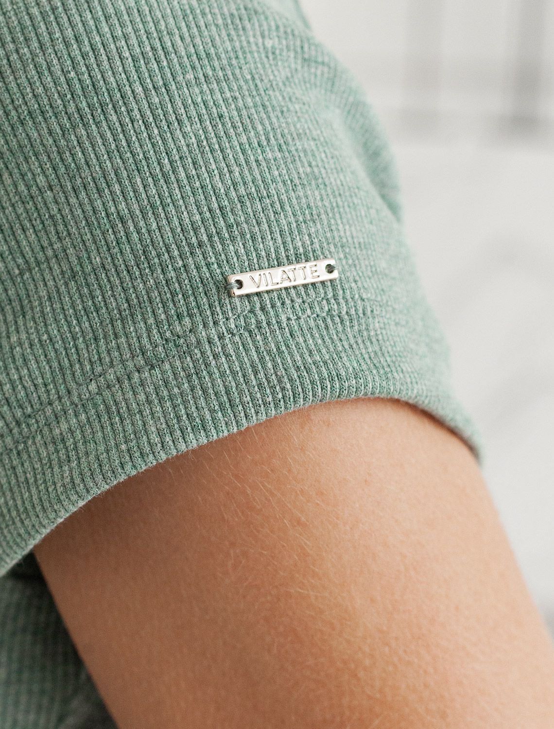 Футболка из плотного трикотажа в рубчик с V-образным вырезом D49.129 св.оливковый меланж