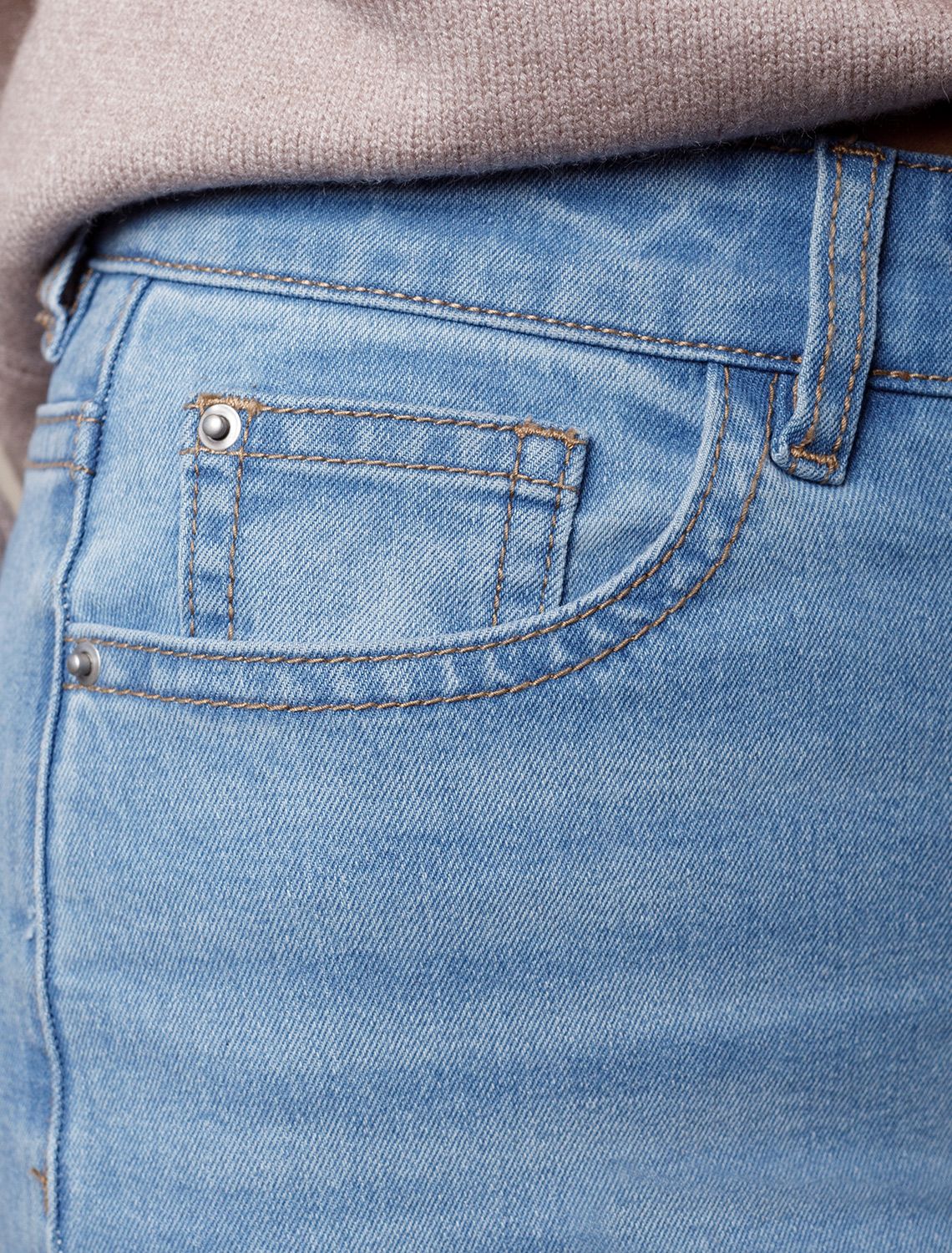 Джинсы мом фит из мягкой эластичной джинсы 12OZ D54.304 голубой