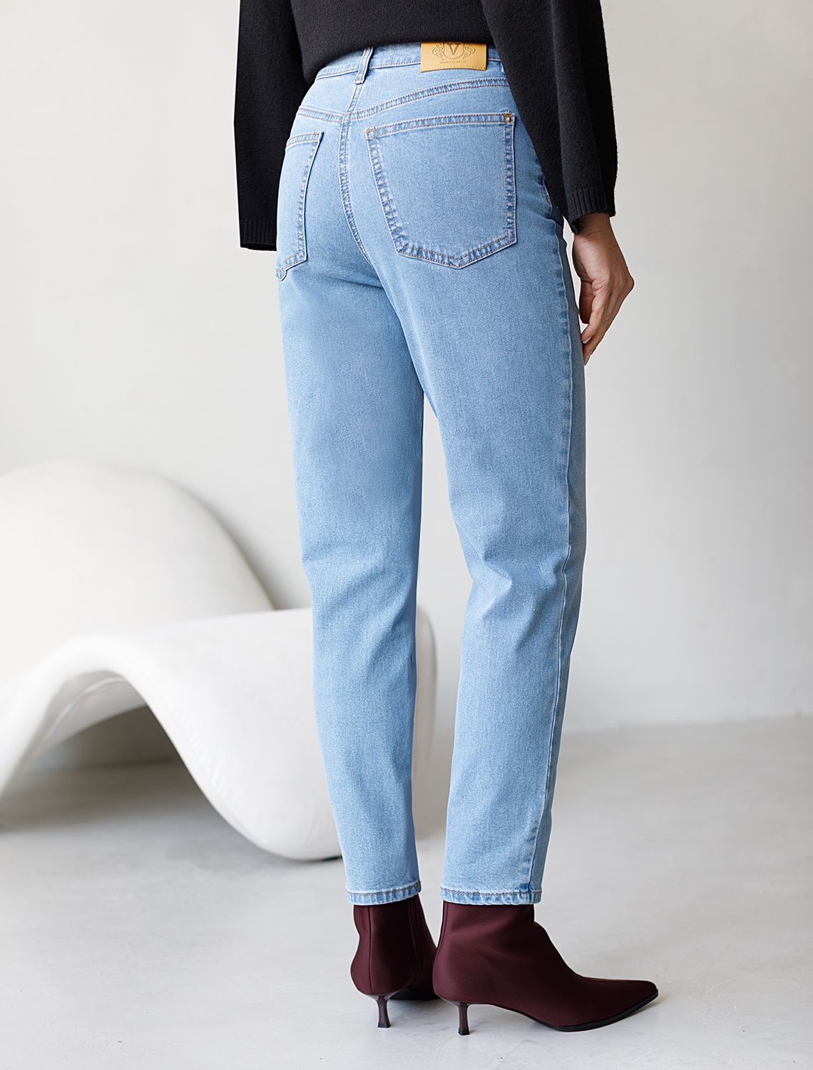 Джинсы мом фит из мягкой эластичной джинсы 12OZ D54.304 голубой