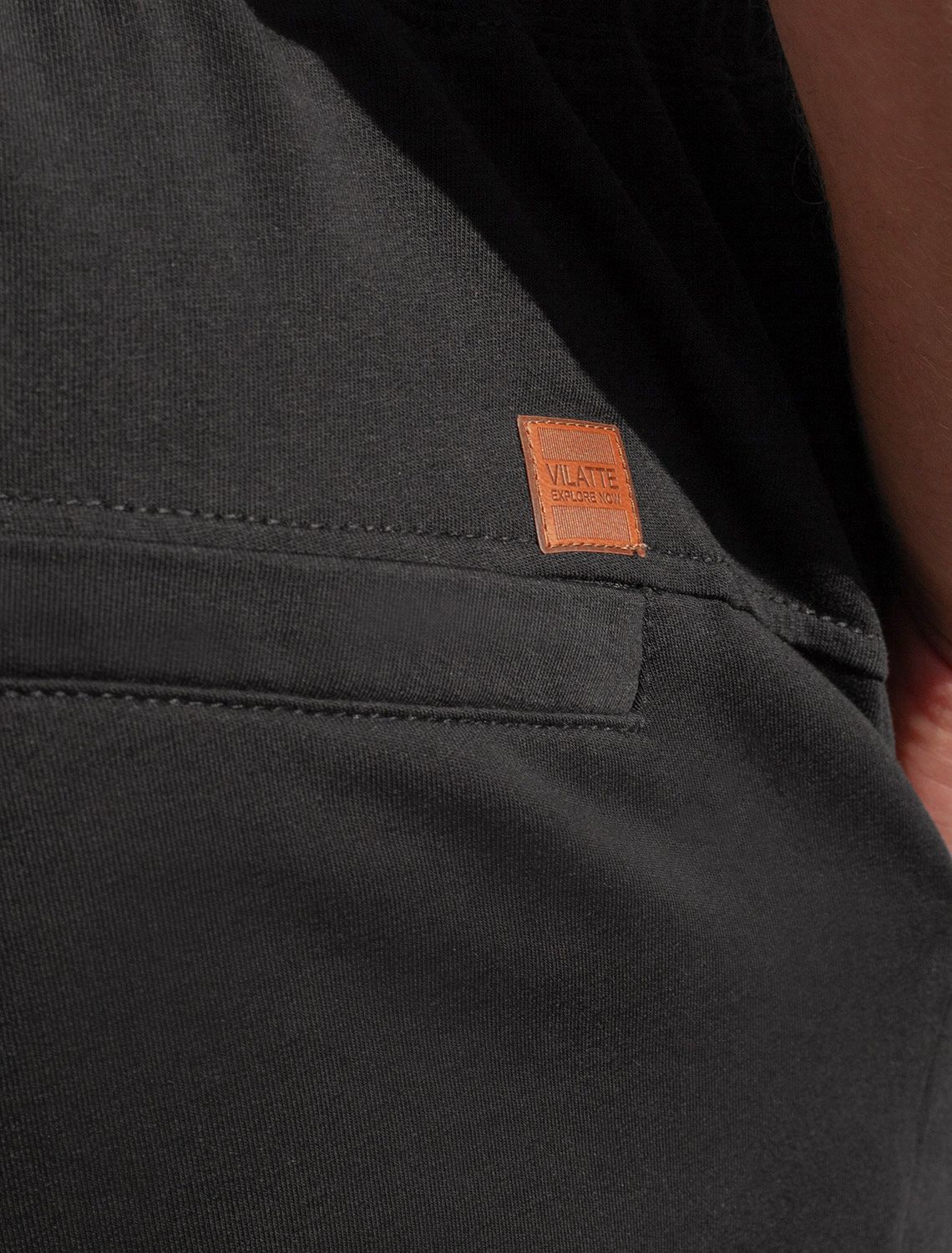 Ст.цена 1690р Шорты из тонкого футера с карманом на молнии U48.006 черный