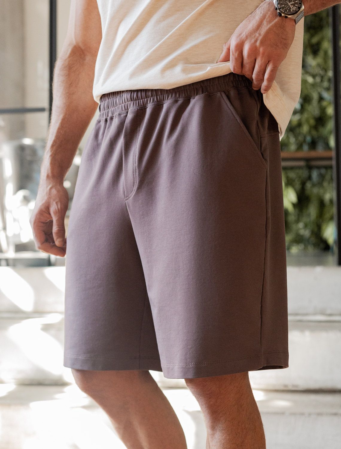 Ст.цена 1690р Шорты из тонкого футера с карманом на молнии U48.006 кофейный