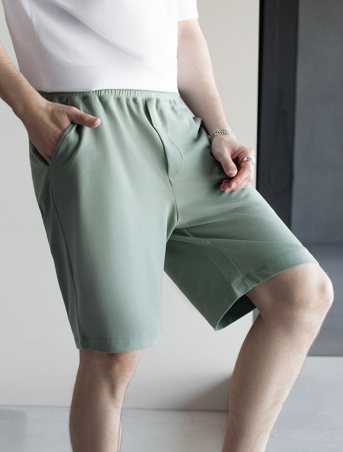 Ст.цена 1690р Шорты из тонкого футера с карманом на молнии U48.006 св.оливковый