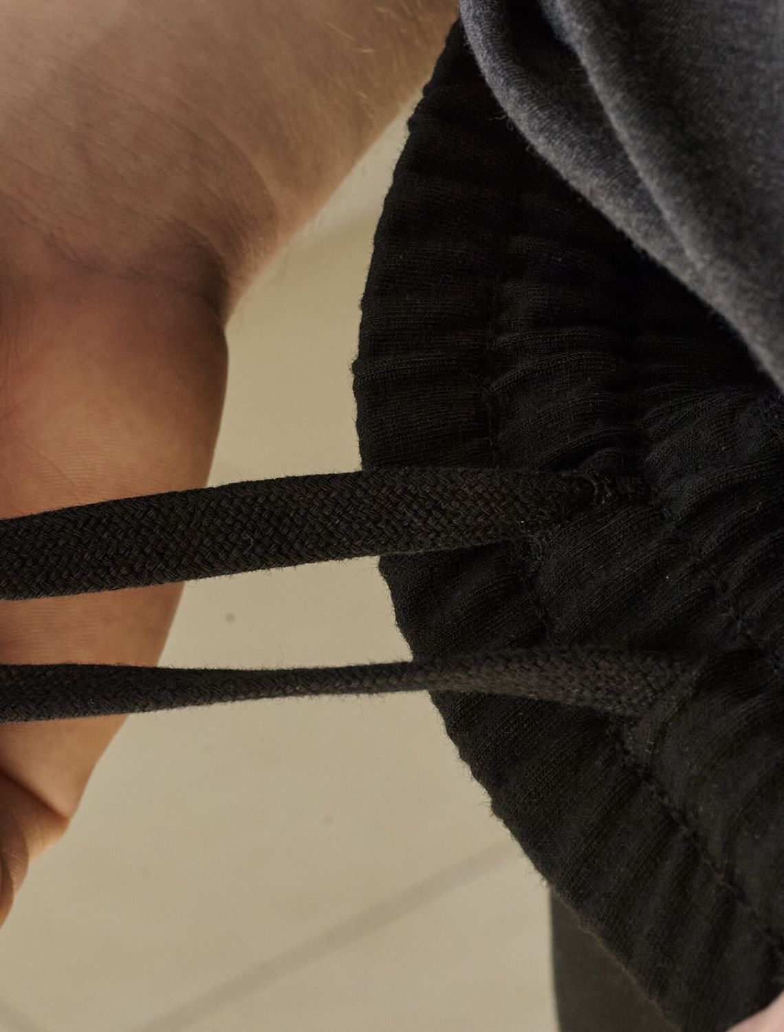 Ст.цена 1690р Шорты из тонкого футера с карманом на молнии U48.006 черный