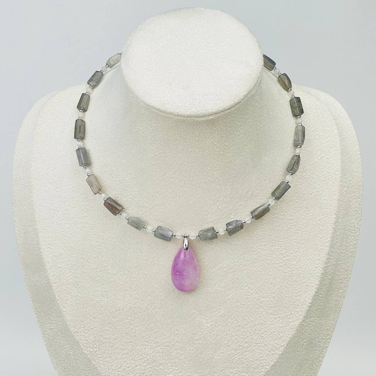 Радуга Самоцветов Колье из Лабрадора и Лунного камня с кулоном из Кунцита