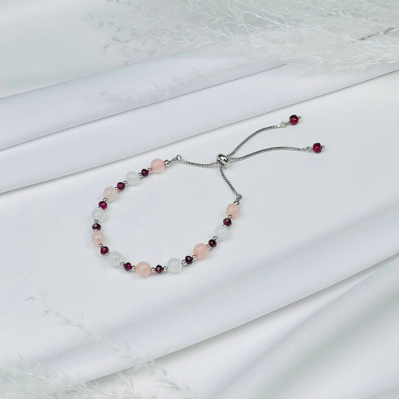 Радуга Самоцветов Браслет регулируемый (на любовь) из Розового кварца, Граната и Лунного камня