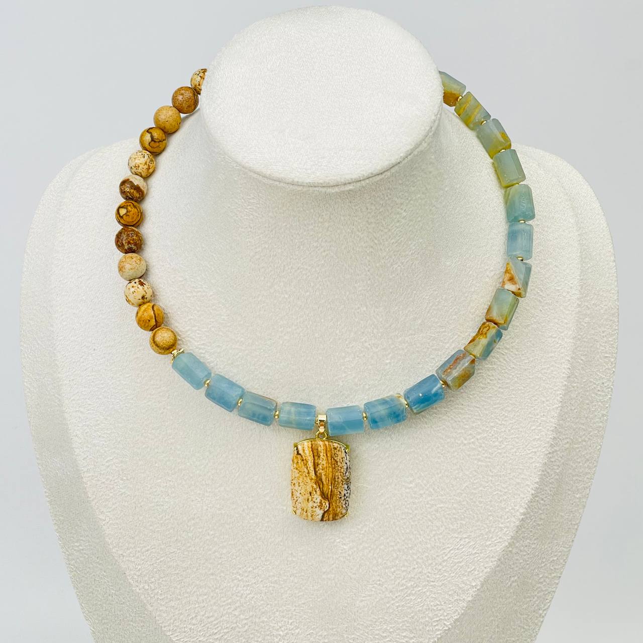 Радуга Самоцветов Колье из карибского Кальцита и песочной Яшмы