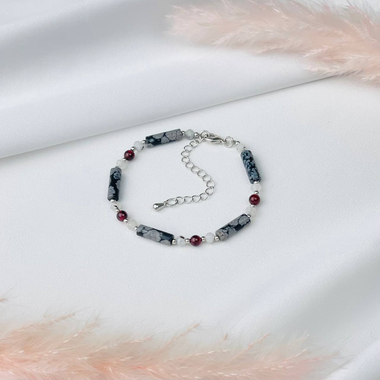 Радуга Самоцветов Браслет из снежного Обсидиана, Граната и Лунного камня